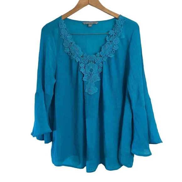 Valerie Stevens Tops - Valerie Stevens Blue Blouse Plus Size 1X Flared Sleeves Crochet Lace Applique